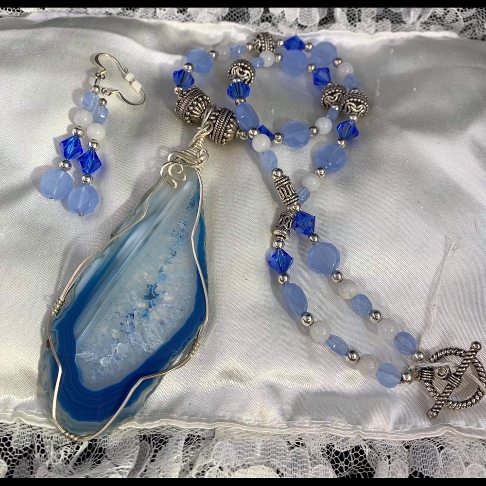 Handcrafted Blue Agate Crystal Necklace Set 20" - Picture 5 of 5